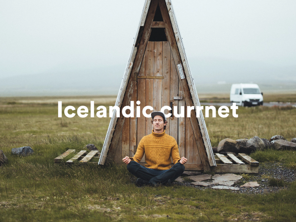 Hombre sentado en posición de loto frente a una tienda islandesa.