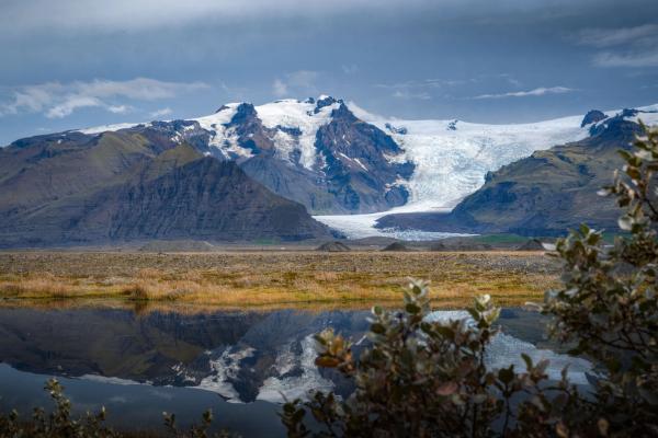 Paisaje volcánico con glaciares al fondo