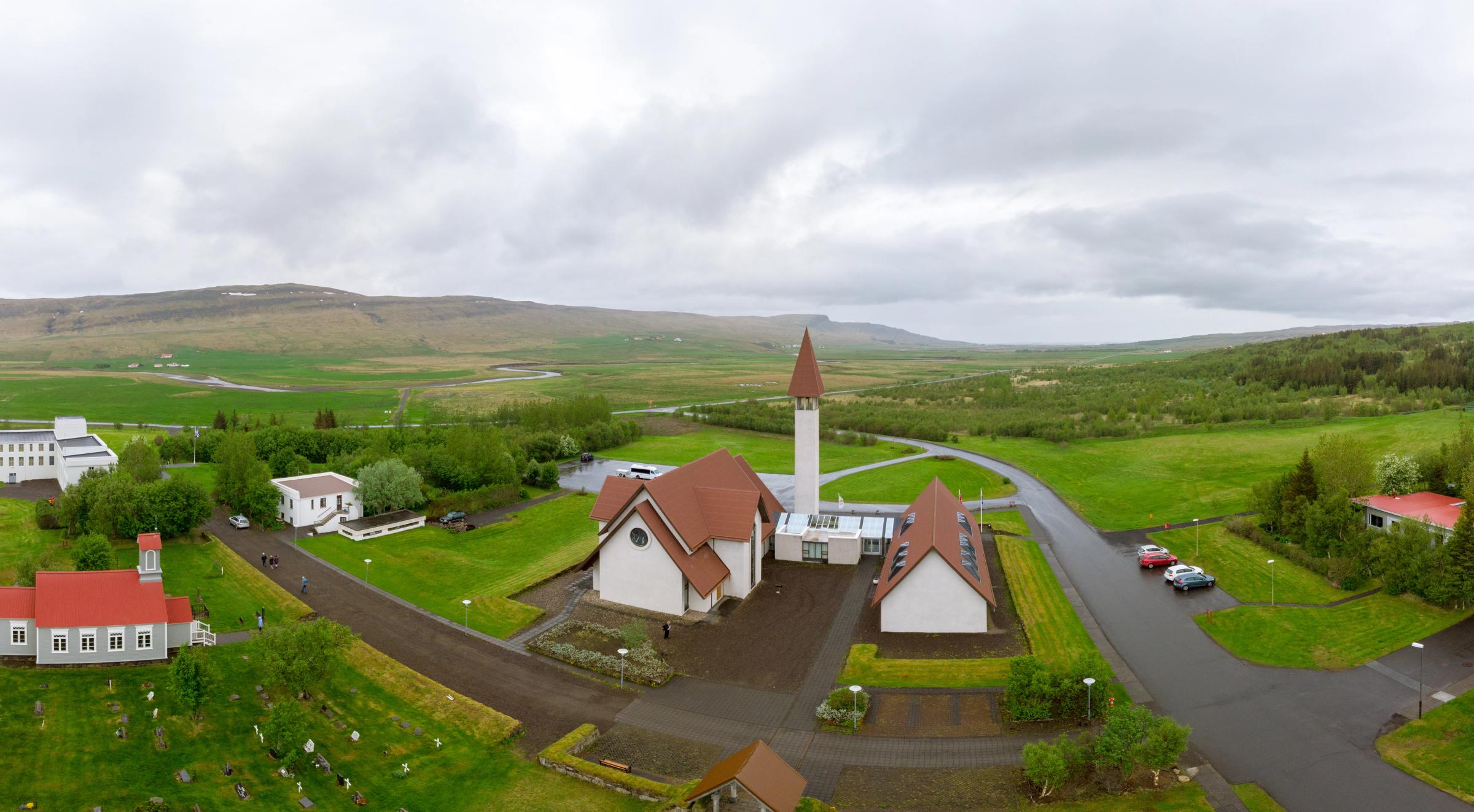 una vista aérea de una iglesia en medio de un campo verde exuberante.