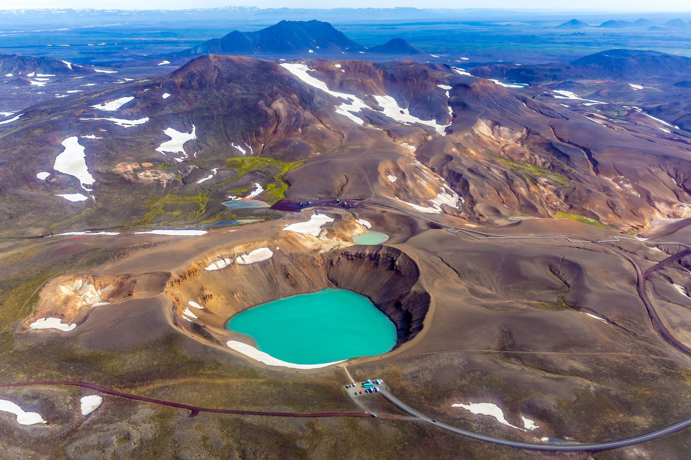 una vista aérea de un volcán con un lago en medio de él.