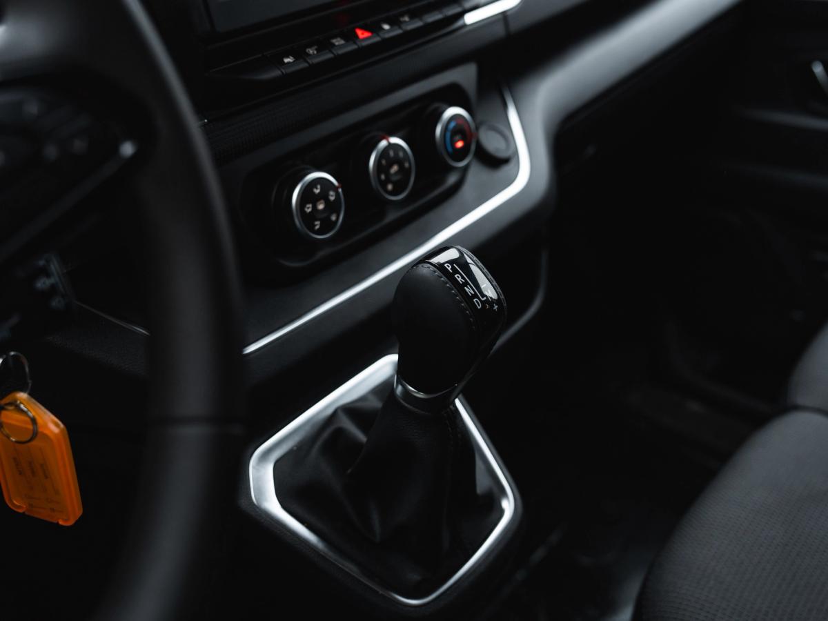 Detalle de la palanca de cambios de Trafic Primer plano de la palanca de cambios y los controles del salpicadero de una furgoneta Renault Trafic