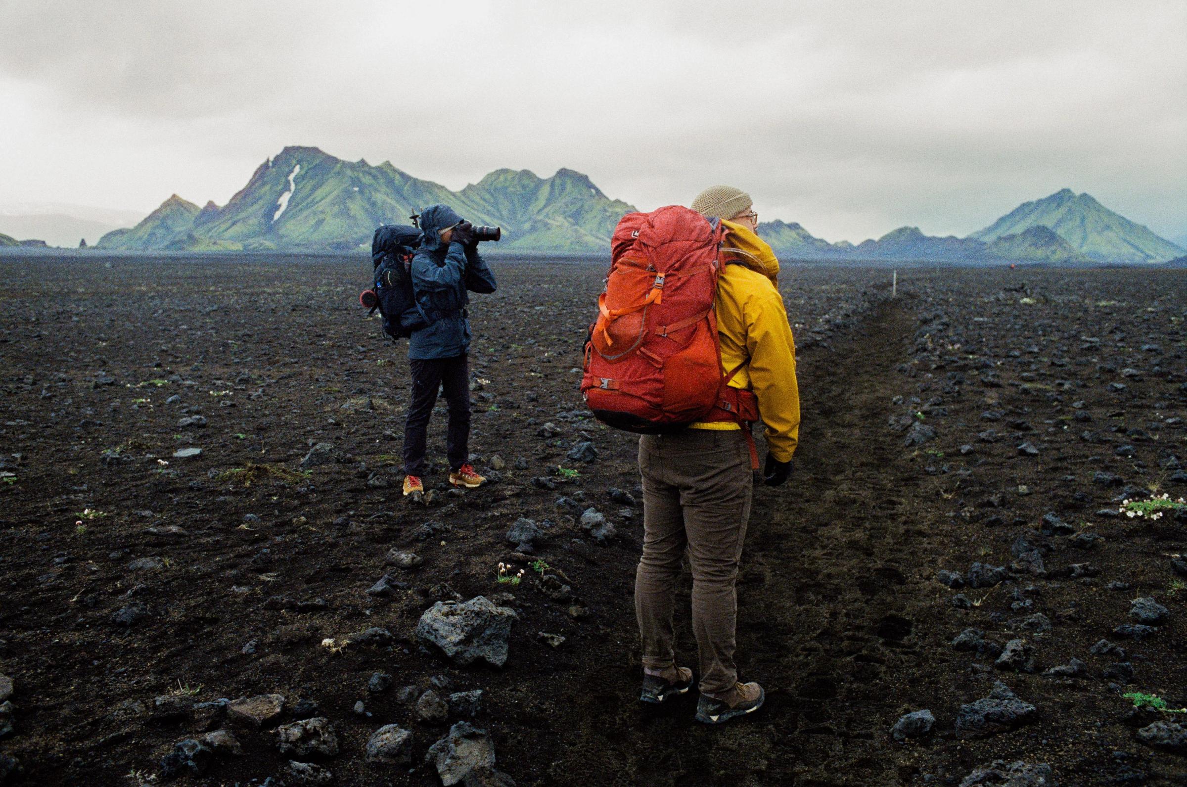 Dos exploradores en las Tierras Altas de Islandia