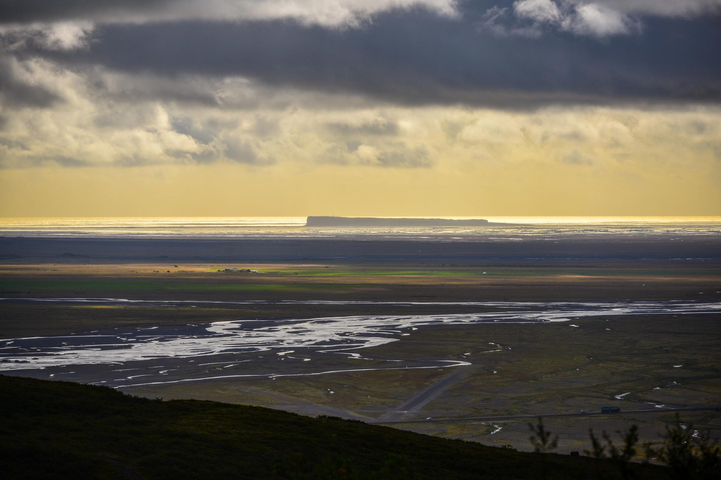 Looking southeast from the Skaftafellsheidi plateau towards Ingólfshöfði headland and the braided glacial rivers in the coastal plain around Skaftafell, Vatnajökull National Park, South Iceland. Licenciadas Guardar na Biblioteca Pré-visualizar Cortar Encontrar Semelhantes N.º DE FICHEIRO: 779091798 Looking southeast from the Skaftafellsheidi plateau towards Ingólfshöfði headland