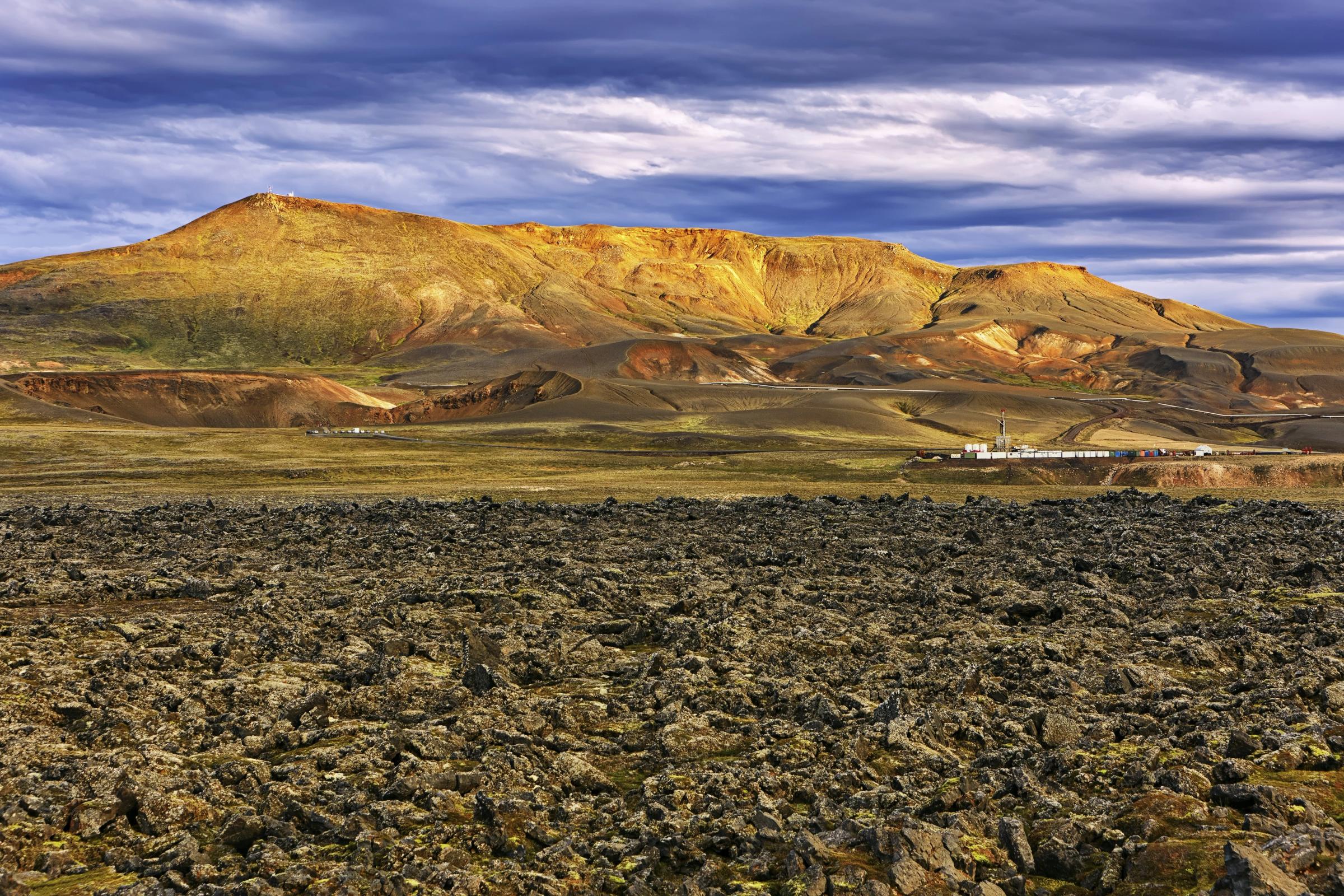 un extenso campo rocoso con una montaña al fondo.