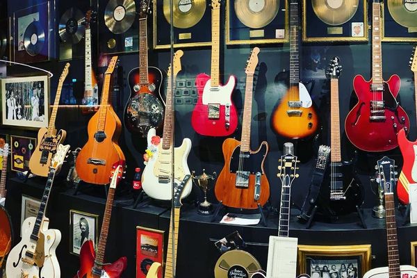 Colección de guitarras eléctricas en el Museo Islandés del Rock 'n' Roll