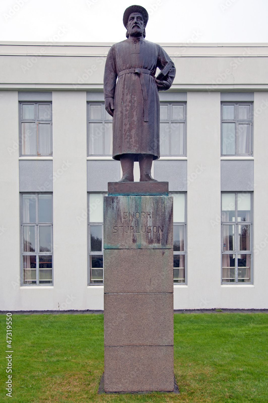 una estatua de un hombre de pie frente a un edificio que dice 'andersson sturloson' en él