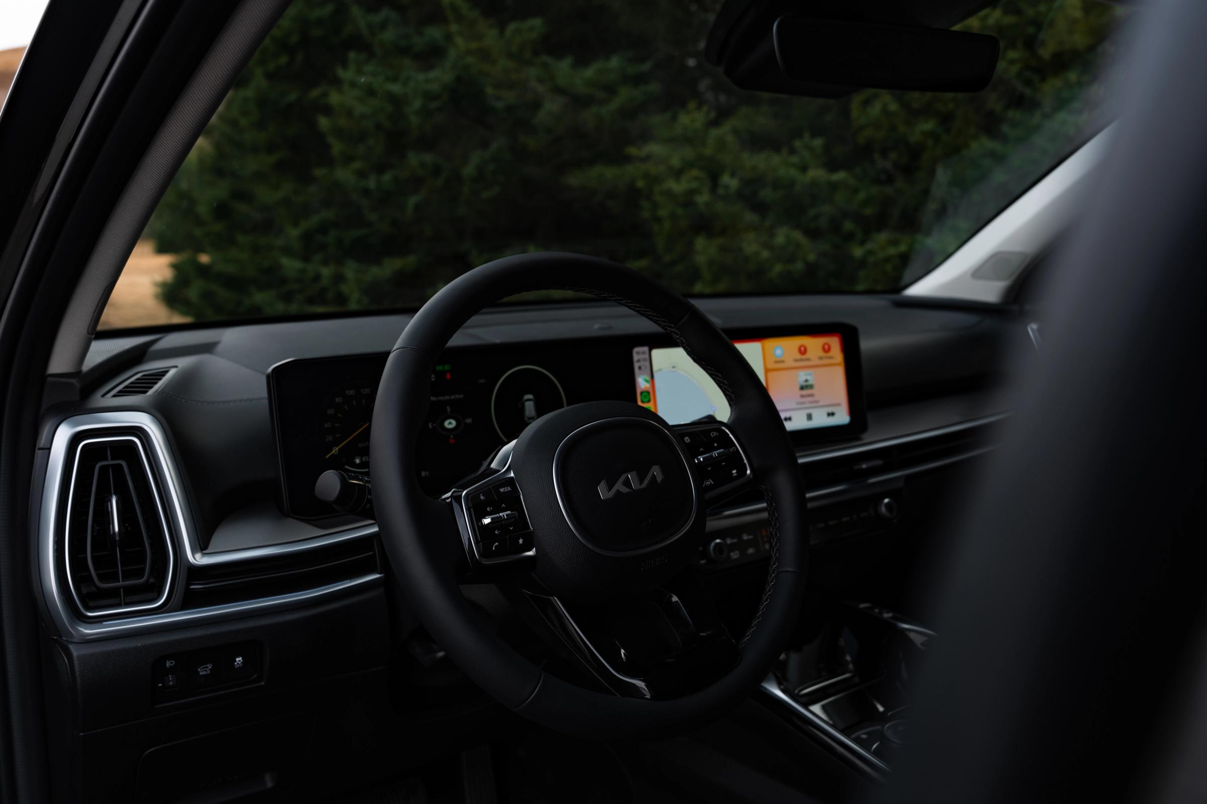 Vue de l’intérieur du Kia Sorento avec volant et écran tactile de navigation
