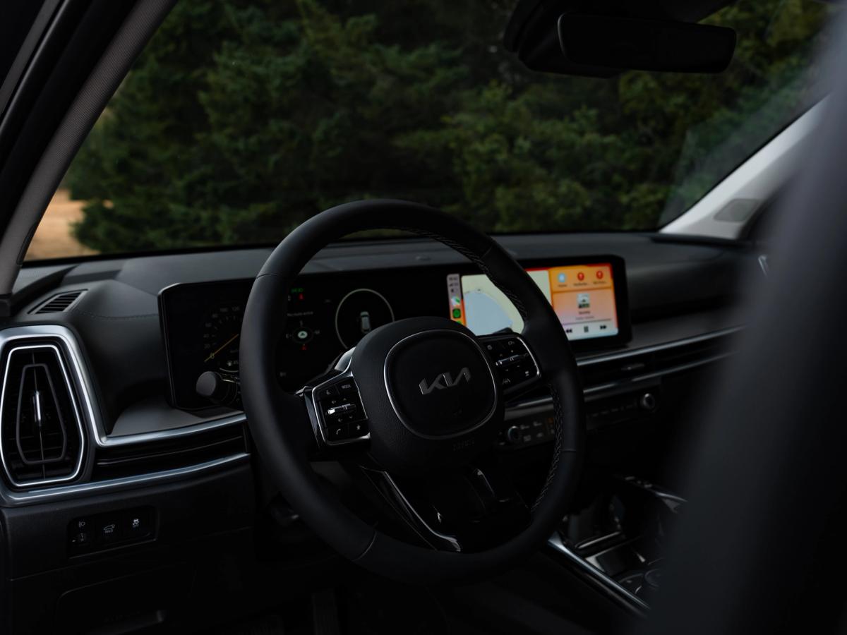Tableau de bord intérieur du Sorento Vue de l’intérieur du Kia Sorento avec volant et écran tactile de navigation