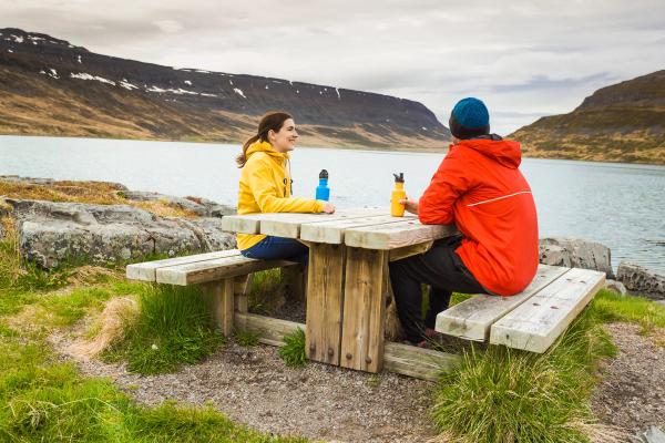 2 tourists having a nice day in Iceland, and taking advantage of the magnificent landscapes of this country to take a break