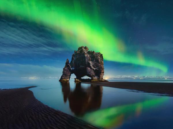 Hvitserkur bajo la aurora boreal