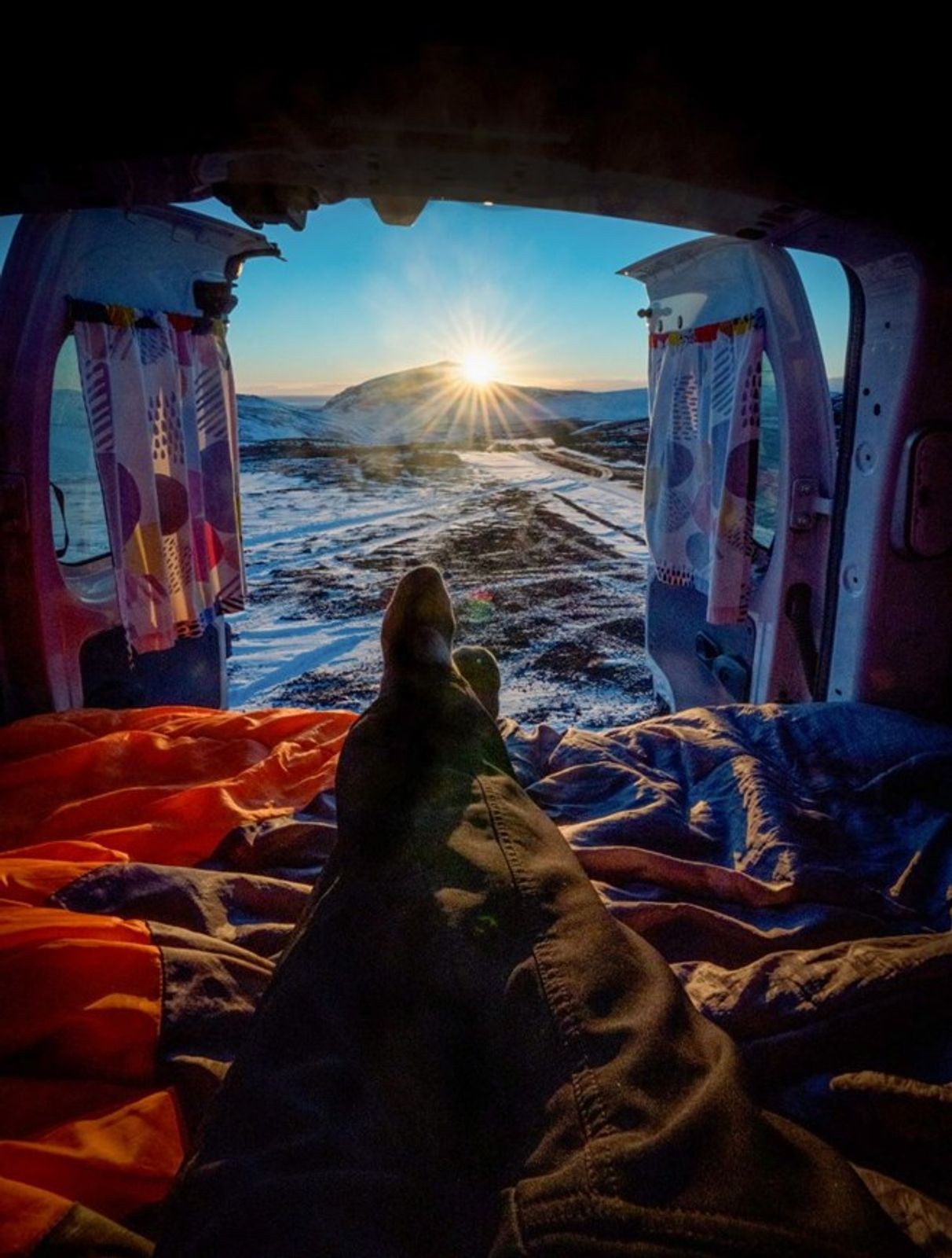 Persona acostada dentro su camper 