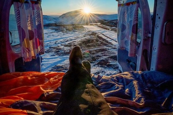 Persona acostada dentro su camper