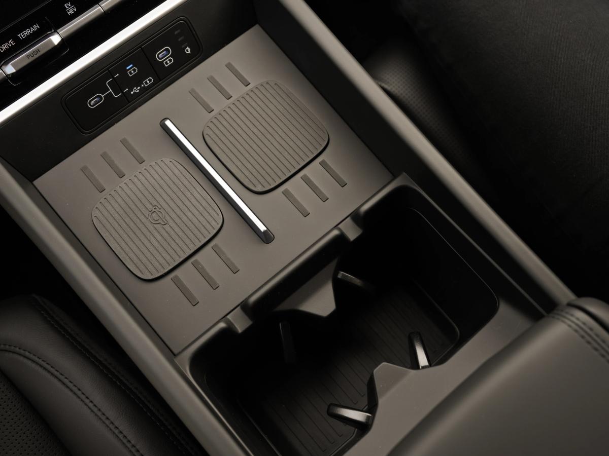 Þráðlaus hleðsla í Santa Fe Hyundai Santa Fe með tveimur þráðlausum hleðsluflötum, glasahöldurum og USB-tengjum í miðjustokknum