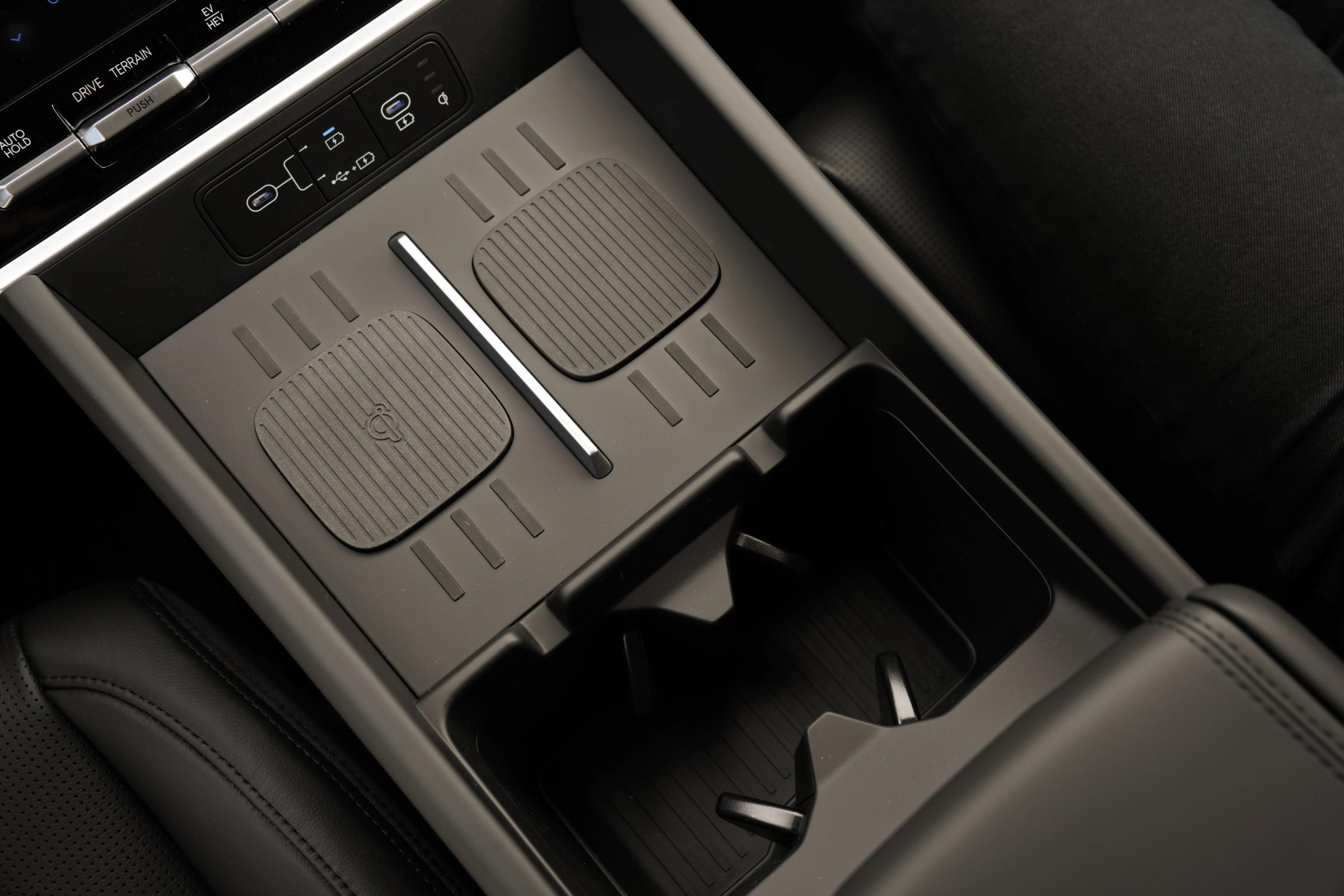 Þráðlaus hleðsla í Santa Fe Hyundai Santa Fe með tveimur þráðlausum hleðsluflötum, glasahöldurum og USB-tengjum í miðjustokknum