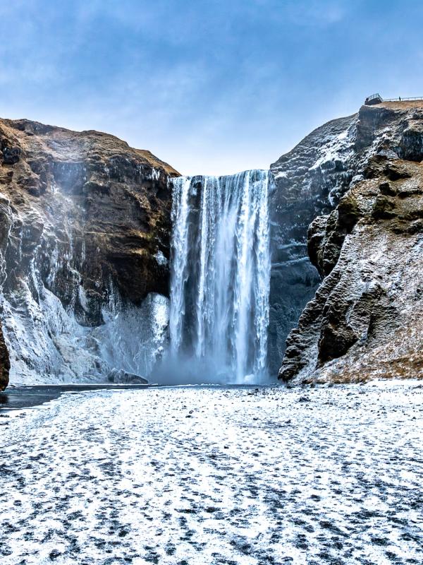 La cascada de Skógafoss nevada