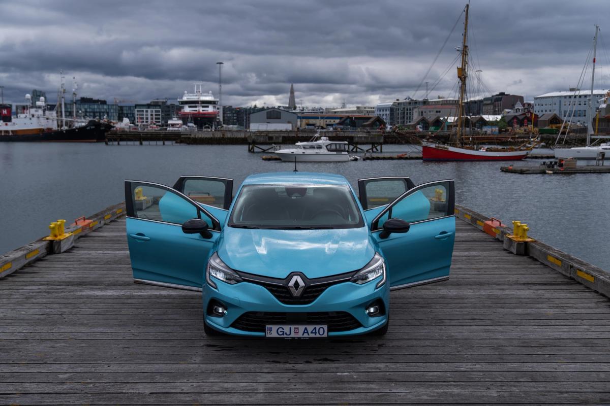Renault Clio Kleinwagen von vorne mit geöffneten Türen auf einer Hafenmole