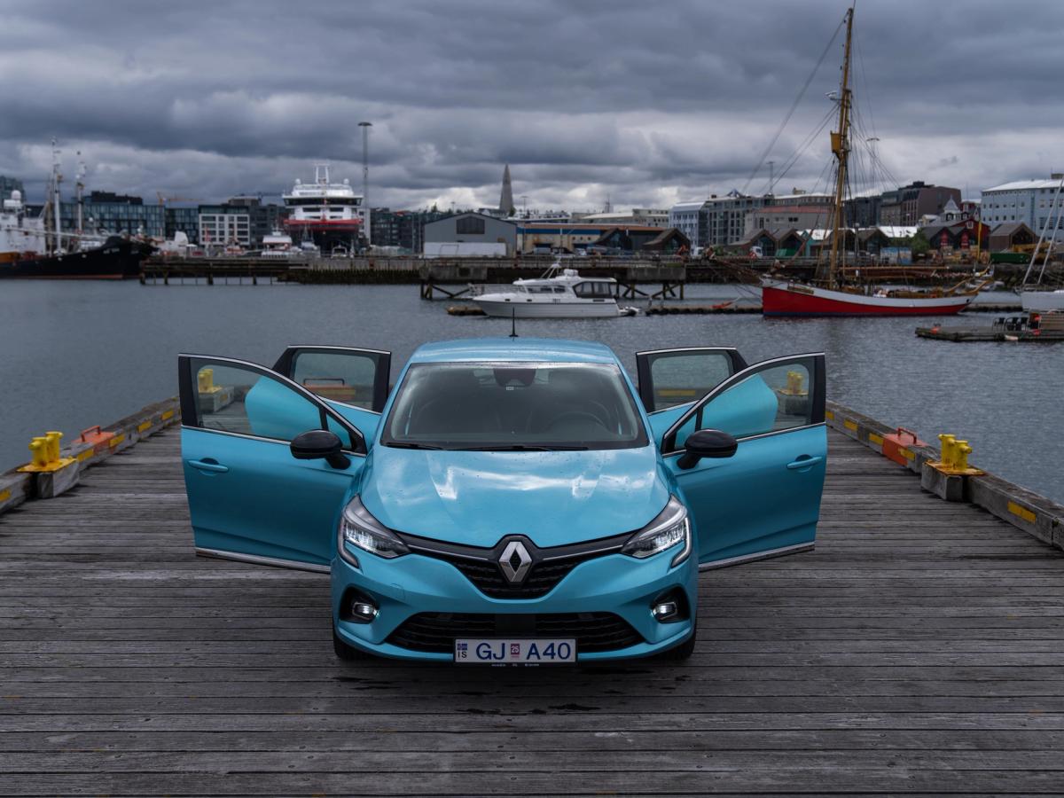 Clio – Vorderansicht am Hafensteg Renault Clio Kleinwagen von vorne mit geöffneten Türen auf einer Hafenmole