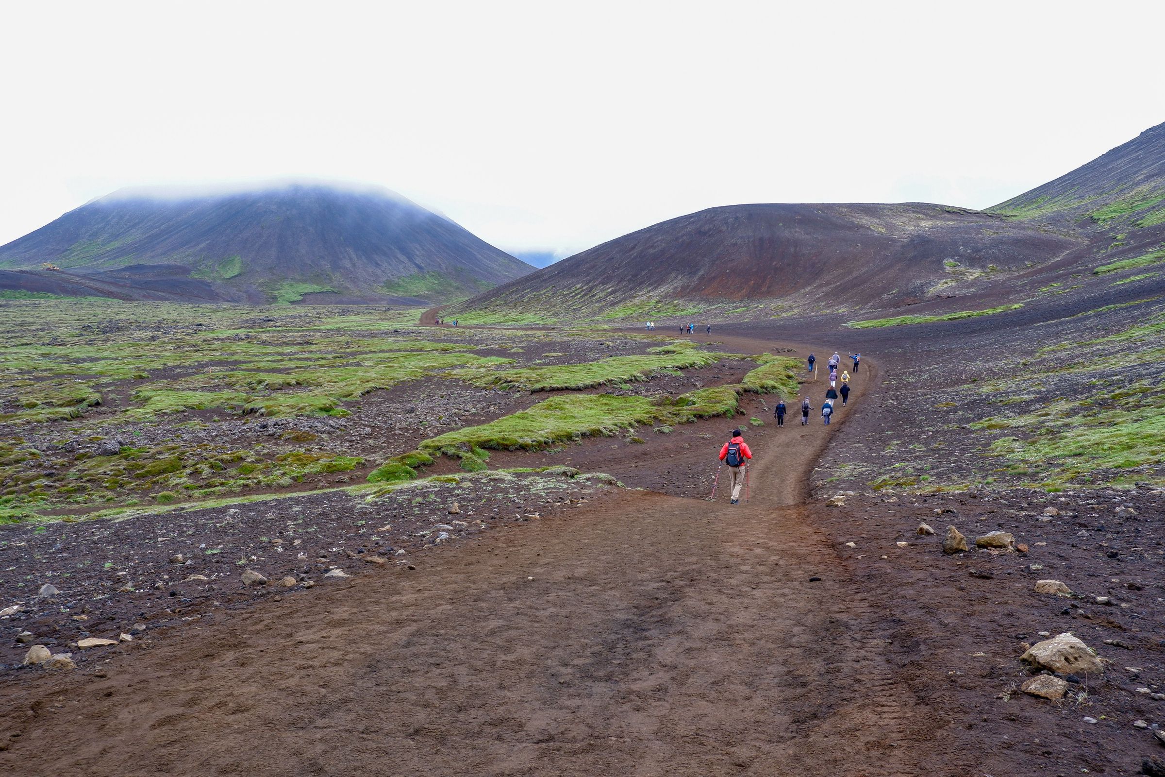 Gente caminando el sendero del volcán Fagradalsfjall, Islandia