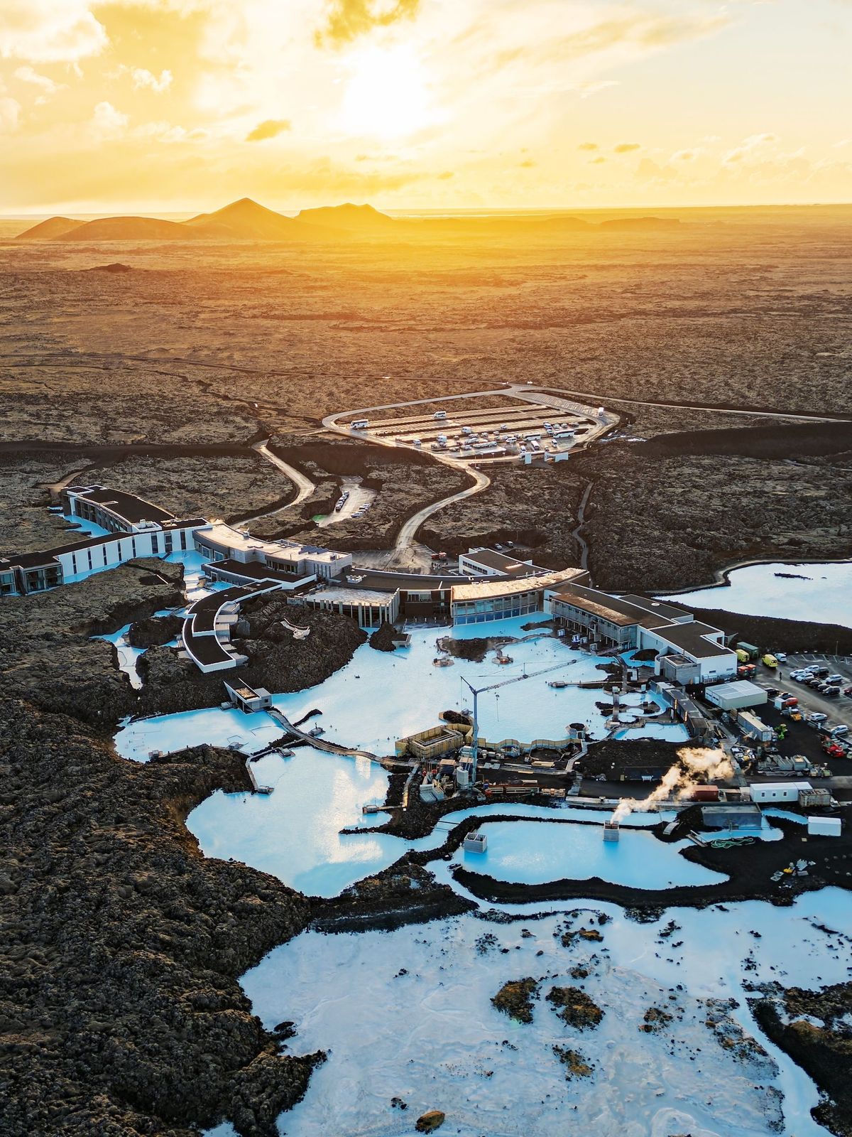 una vista aérea de un complejo turístico en medio de un desierto al atardecer.