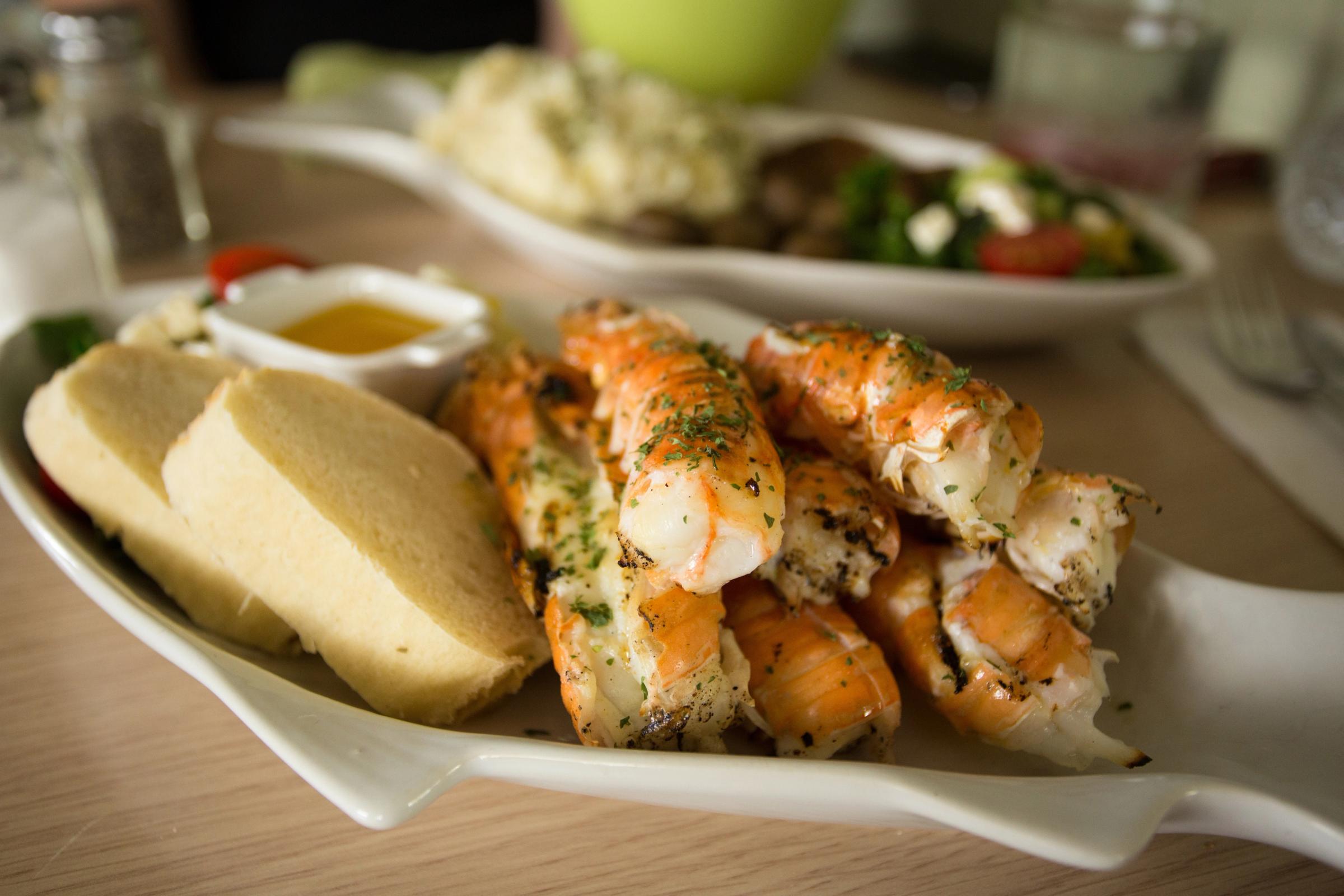 un plato con langostinos islandeses