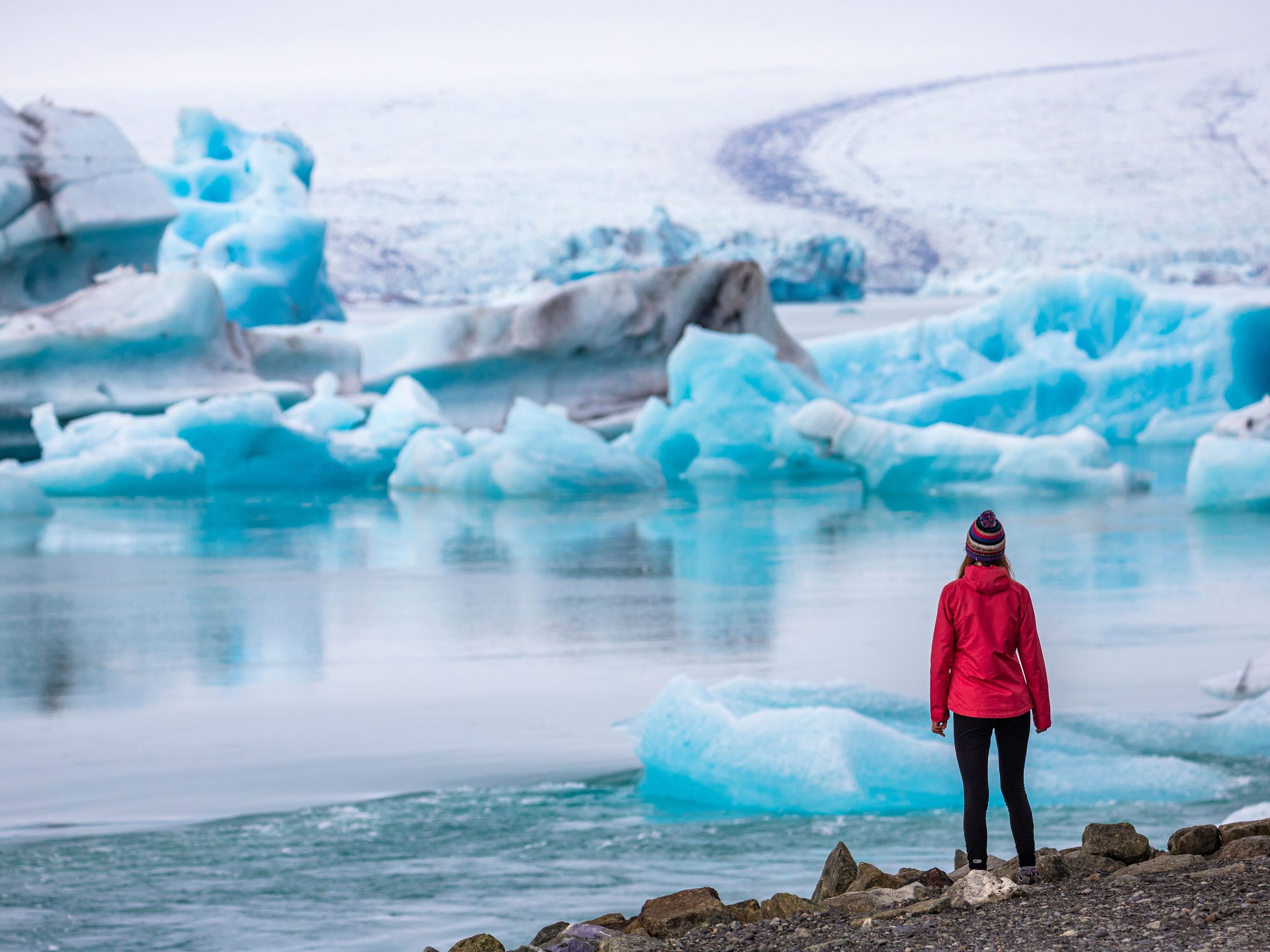 Mujer en frente de la Laguna Glaciar de Jokulsarlon