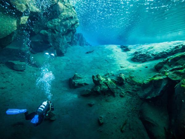 Buceador en la fisura de Silfra