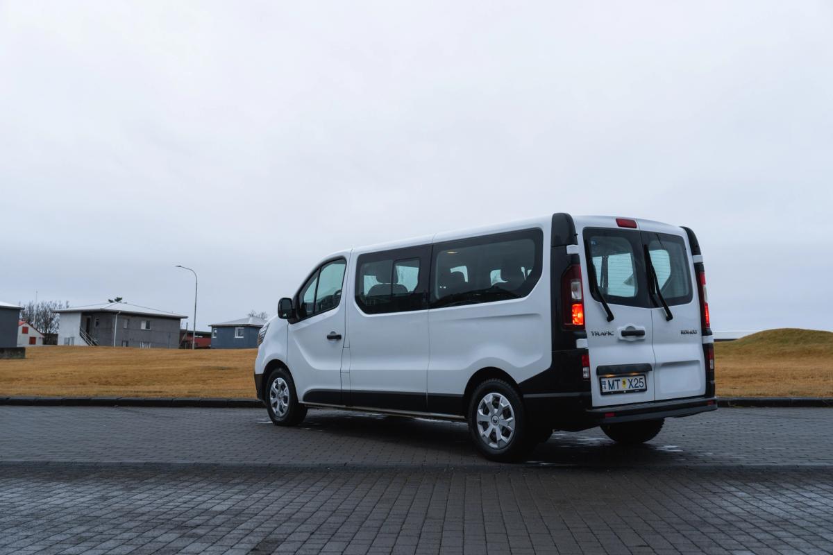 Vista trasera en ángulo de un monovolumen Renault Trafic aparcado cerca de una calle residencial