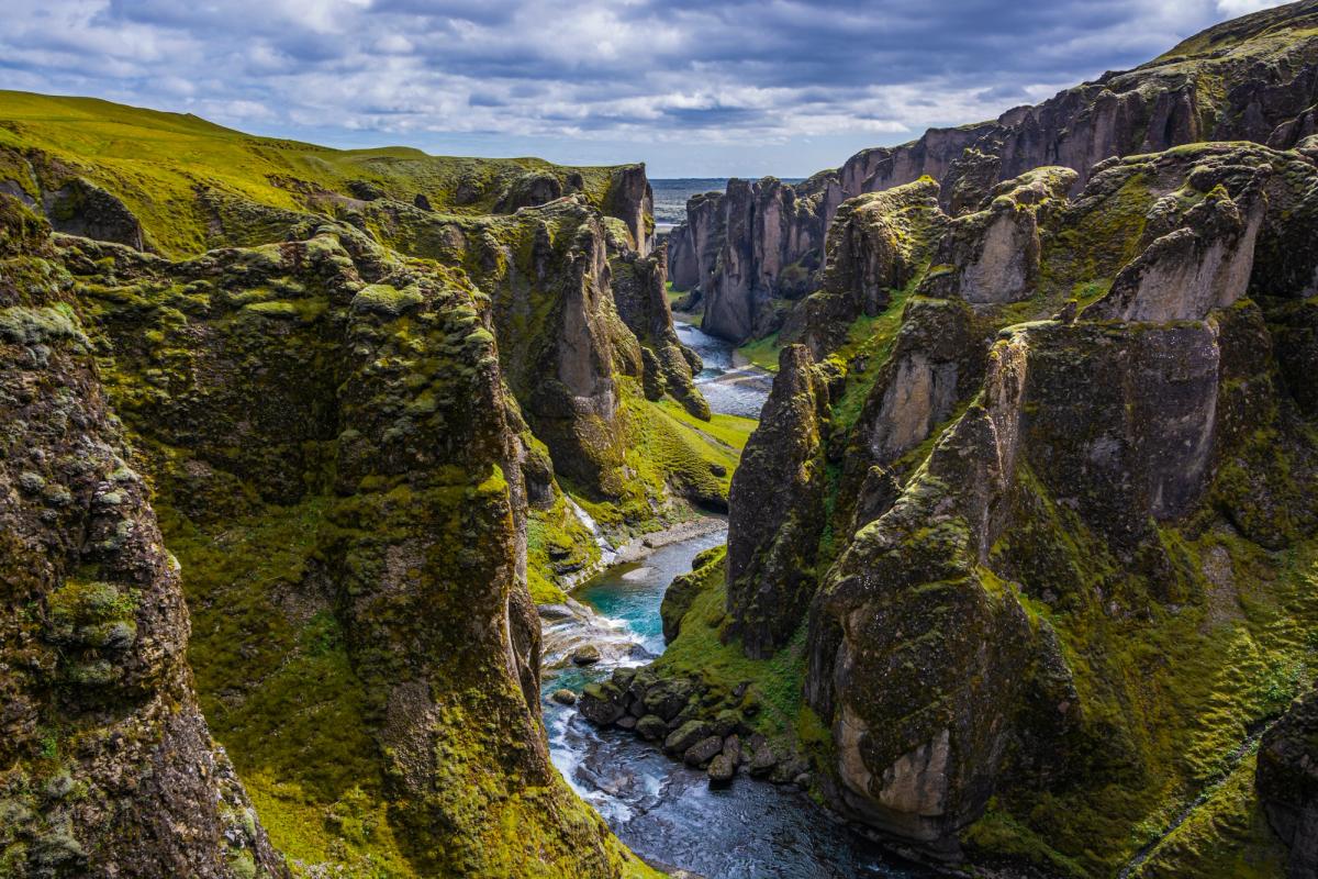 Un cañón verde con un río en medio