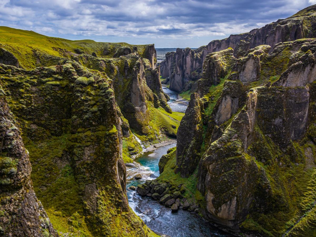Un cañón verde con un río en medio