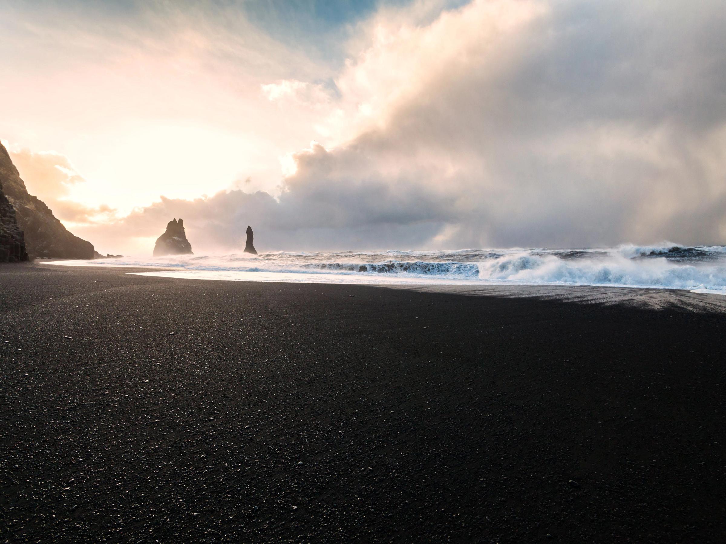 Playa de arena negra de Reynisfjara, Islandia