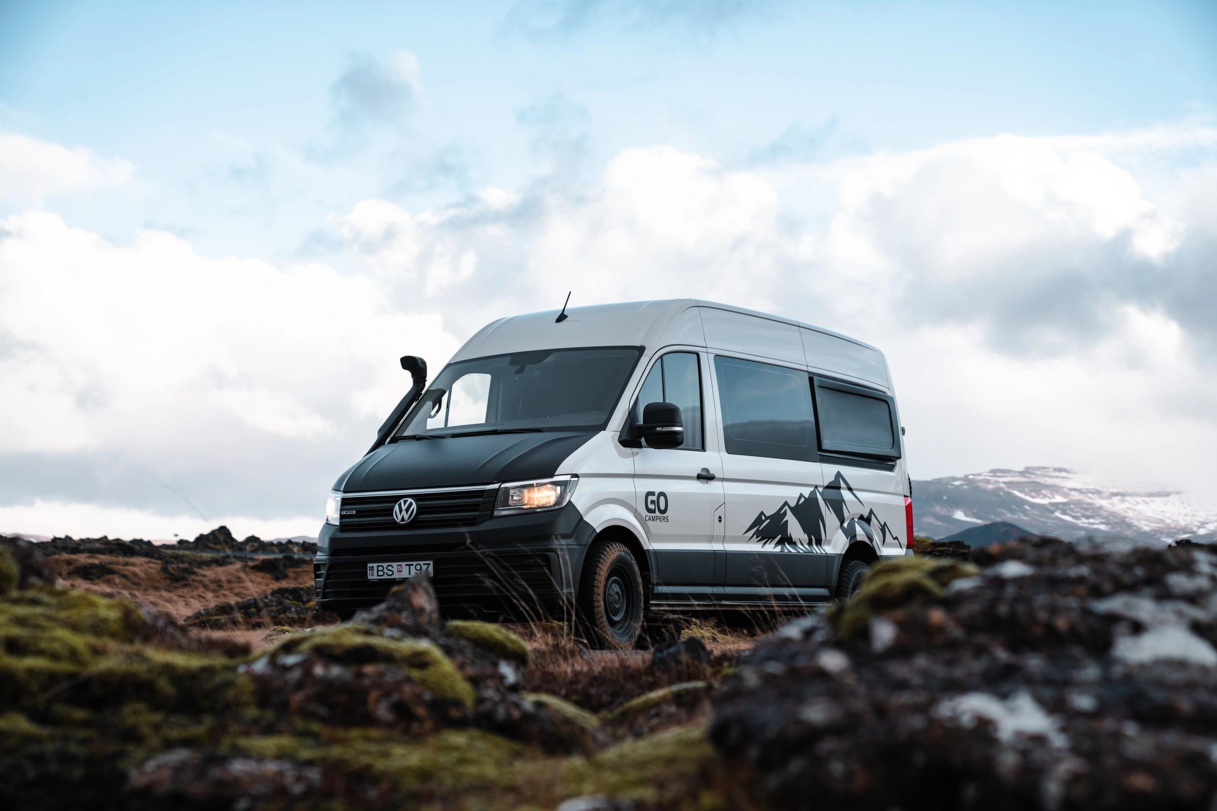 Una autocaravana 4x4 con capacidad para 3 personas en un campo de lava cubierto de musgo, alquiler de autocaravanas en Islandia