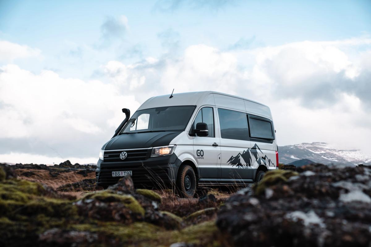 Una autocaravana 4x4 con capacidad para 3 personas en un campo de lava cubierto de musgo, alquiler de autocaravanas en Islandia