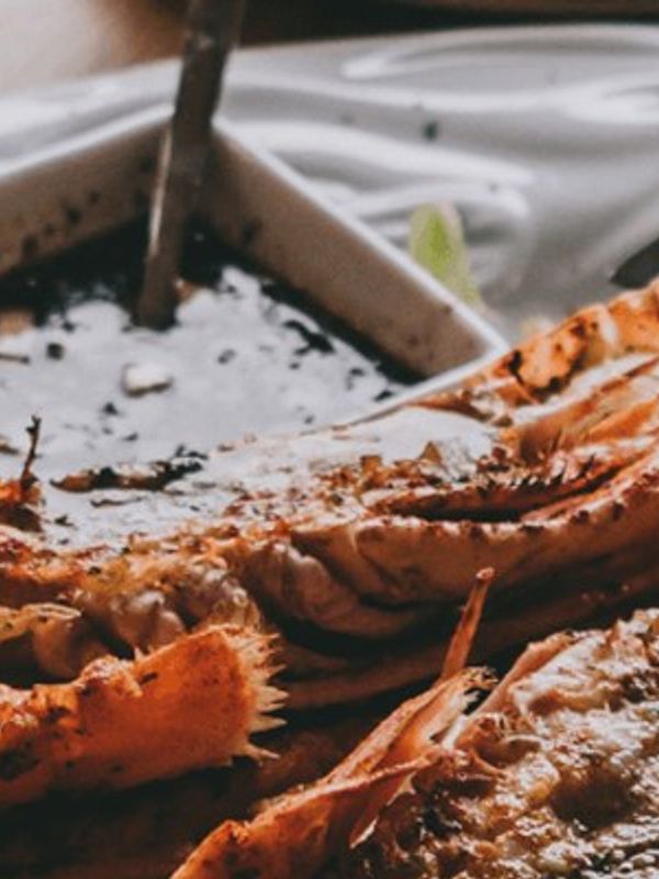 Persona comiendo un plato de marisco y ensalada
