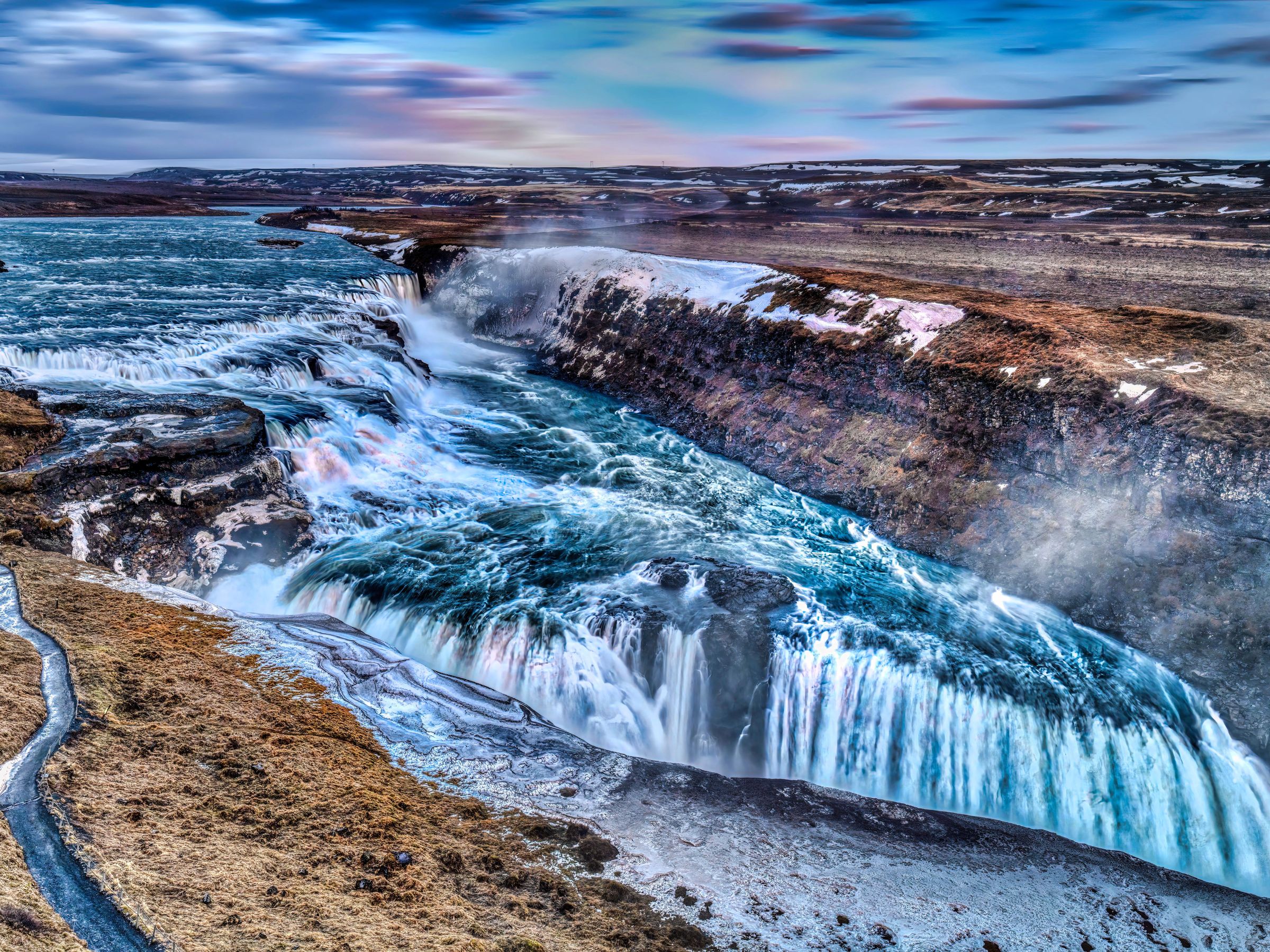 hay una cascada en medio de un río .