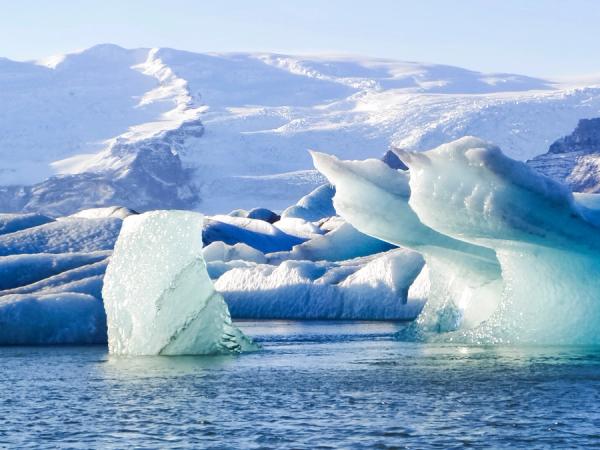de gros morceaux de glace flottant dans l'eau