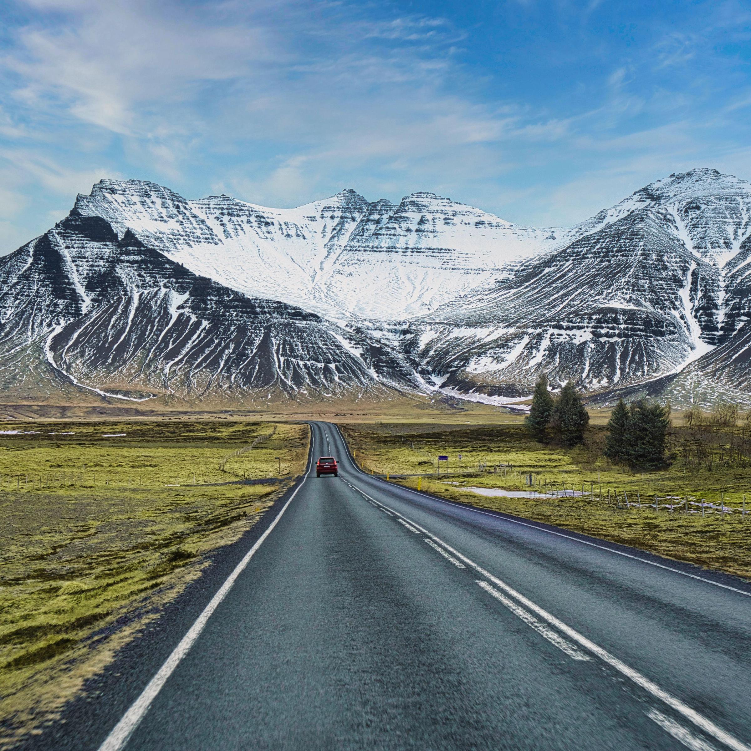 Coche en una carretera larga de Islandia