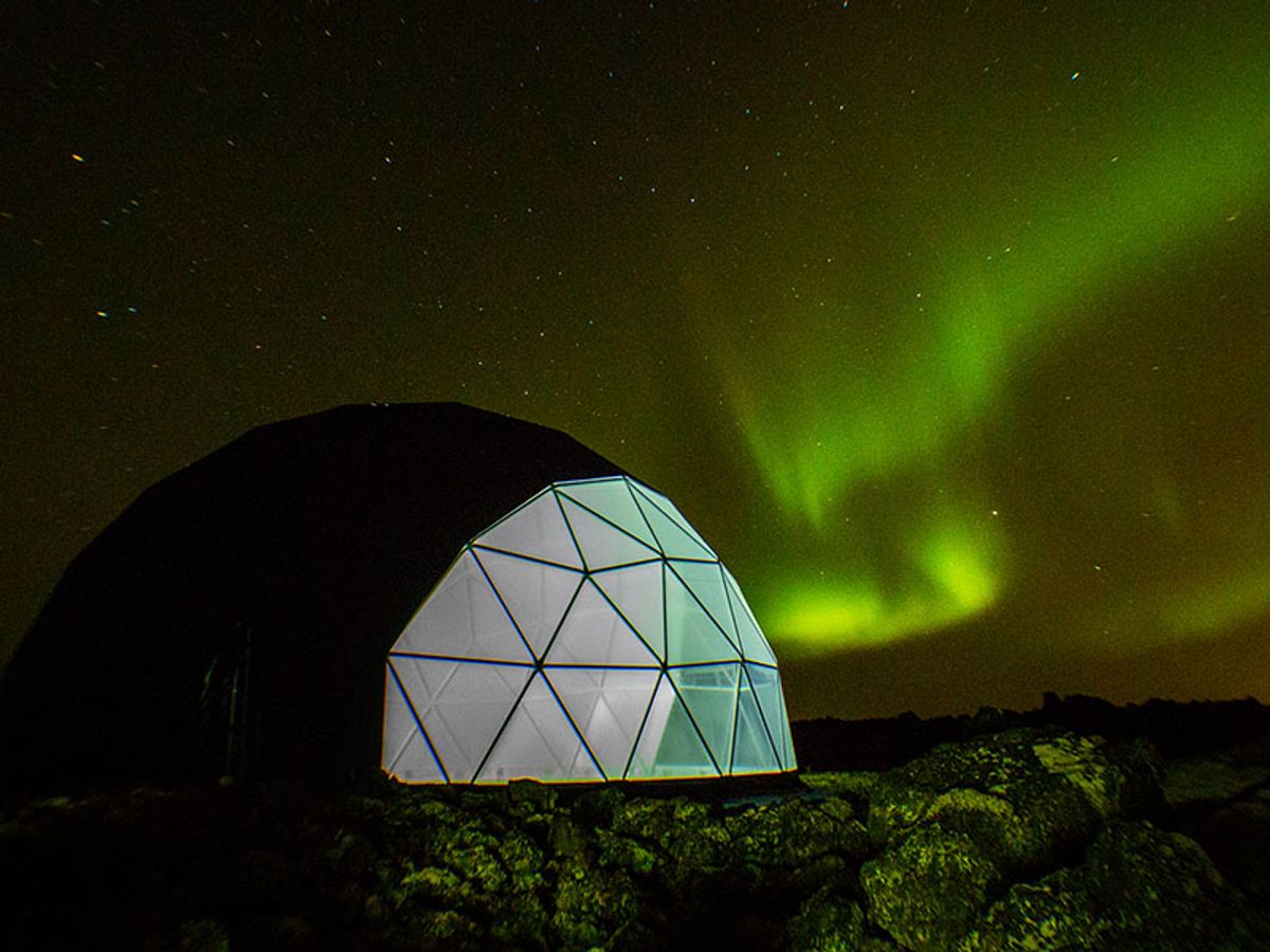 La aurora boreal en el cielo sobre una cúpula.
