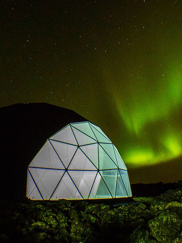La aurora boreal en el cielo sobre una cúpula.