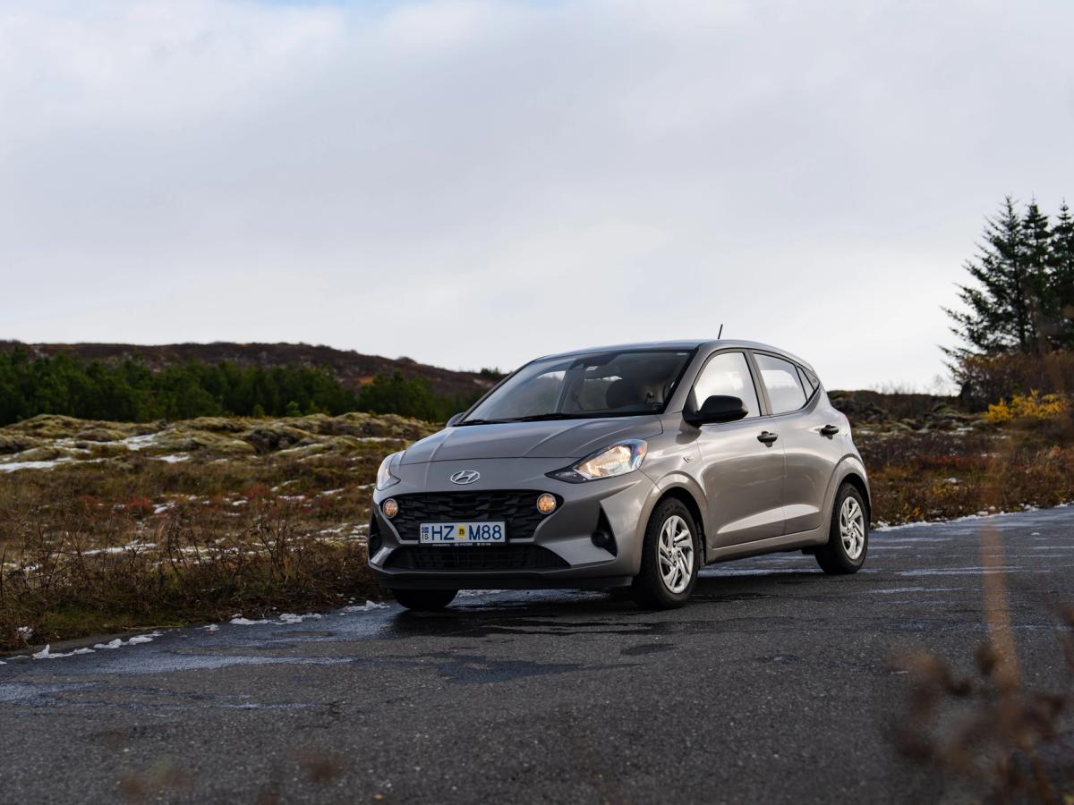 i10 Frontansicht auf dem Land Frontansicht eines Hyundai i10 Kleinwagens, der auf einer asphaltierten Straße in offener Landschaft geparkt ist