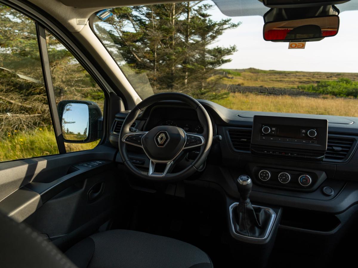 Vista desde la cabina del conductor Vista desde el asiento del conductor del volante, la radio y la palanca de cambios manual