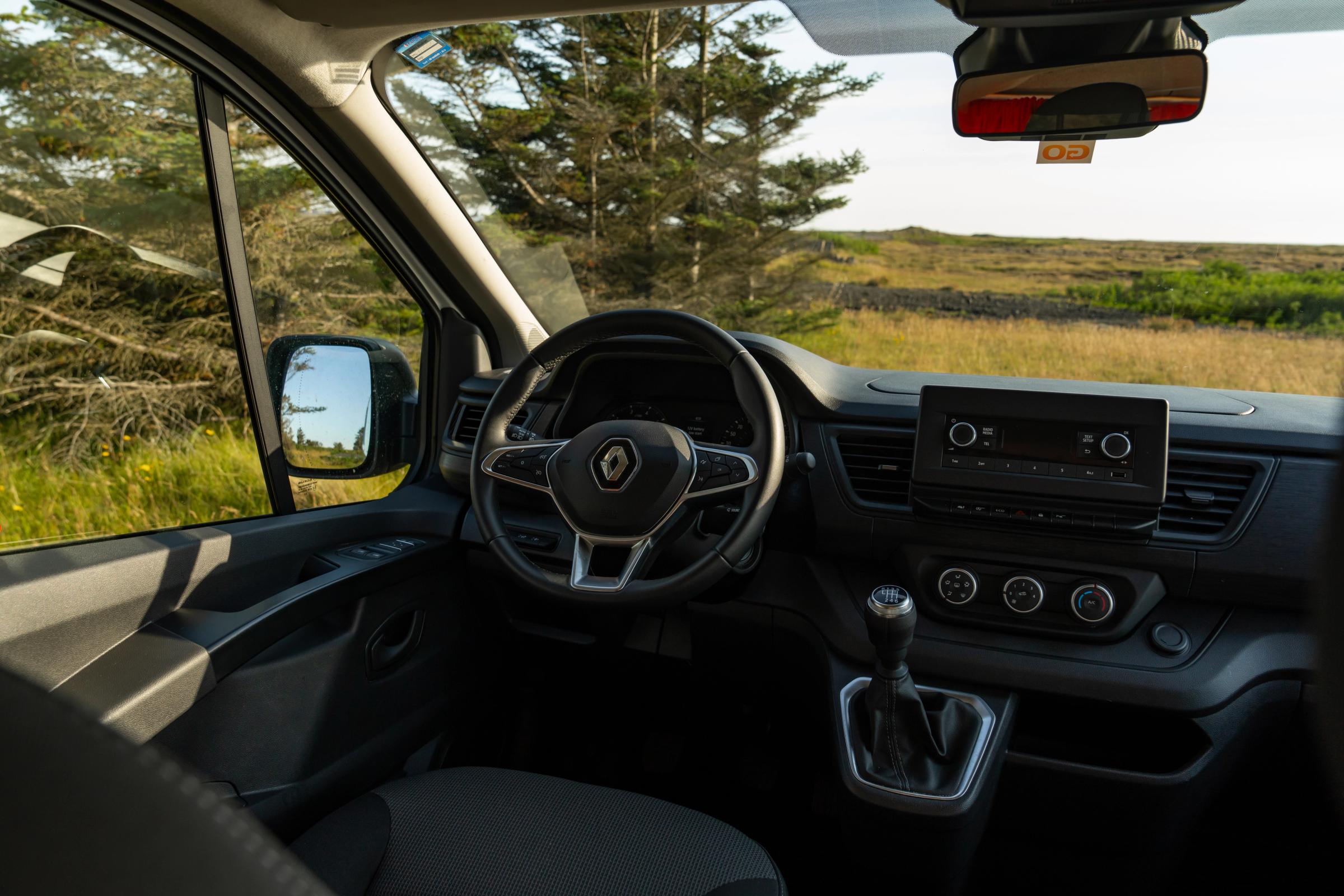 Vista desde la cabina del conductor Vista desde el asiento del conductor del volante, la radio y la palanca de cambios manual