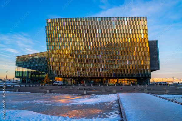 un gran edificio con muchas ventanas está rodeado de nieve.