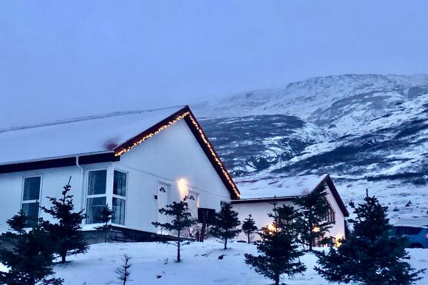 Heydalur Guesthouse cubierta de nieve