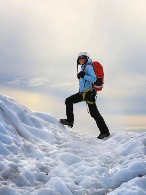 Chica escalando un glaciar en Islandia