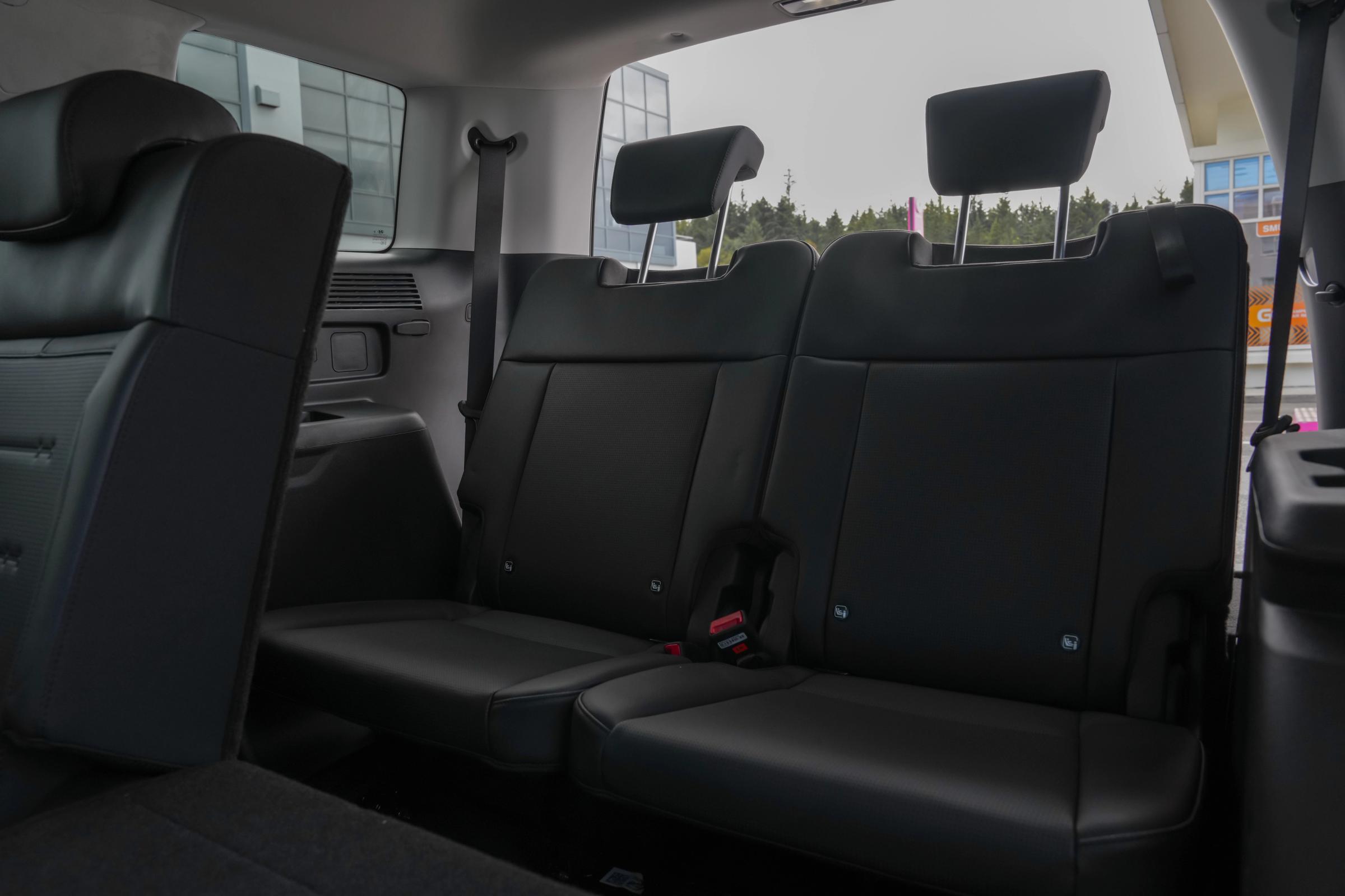 Hyundai Santa Fe foldable third row seats in black leather, adding sixth and seventh seats