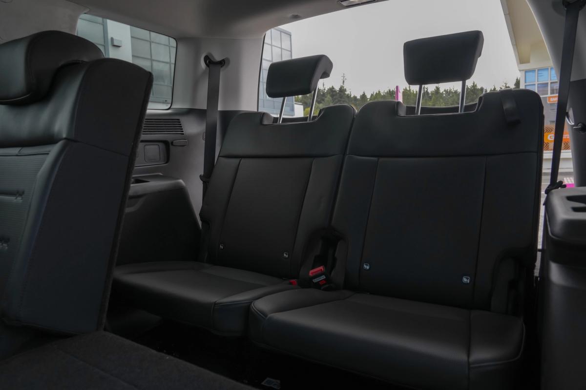 Hyundai Santa Fe foldable third row seats in black leather, adding sixth and seventh seats