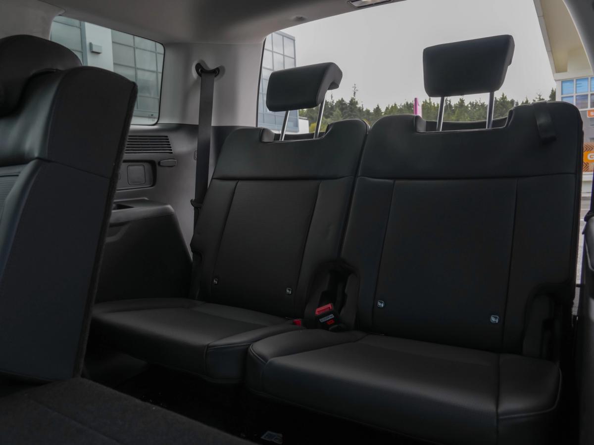 Þriðja sætaröðin í Santa Fe Fellanleg sæti í þriðju sætaröð Hyundai Santa Fe, klædd svörtu leðri, sem bæta við sjötta og sjöunda sætinu