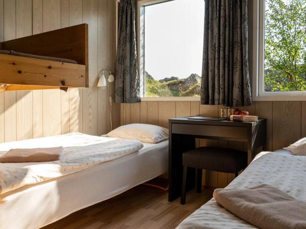 un dormitorio con dos literas, un escritorio y una ventana.