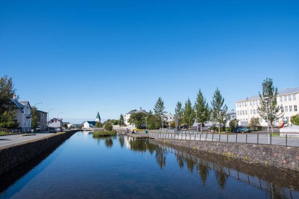 un río que fluye a través de una ciudad con edificios a ambos lados de él.
