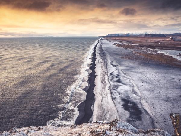 Playa de arena negra vista desde un acantilado